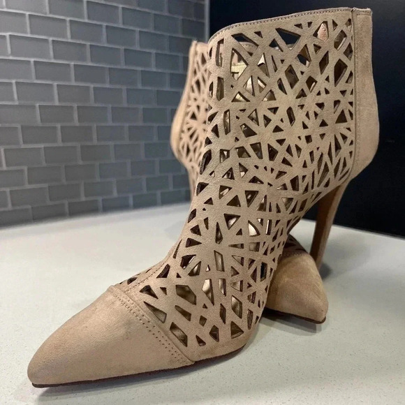 NEW BCBGeneration 4” cutout beige ankle boots size 10 - Picture 1 of 10